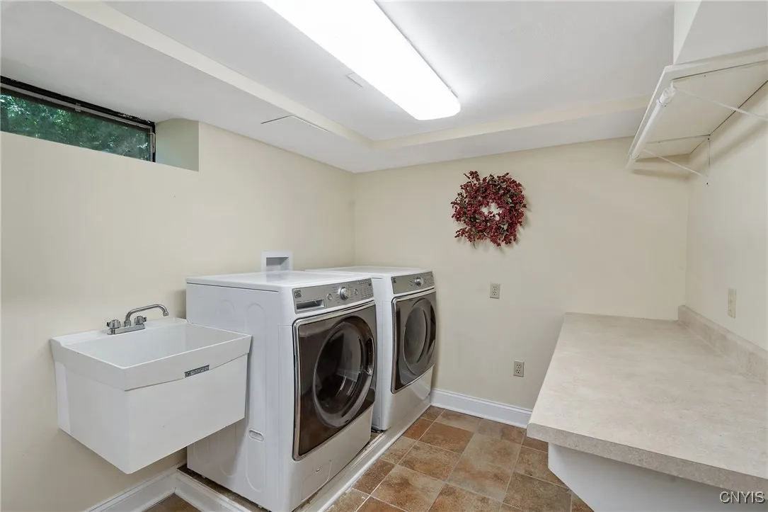 LARGE LAUNDRY ROOM