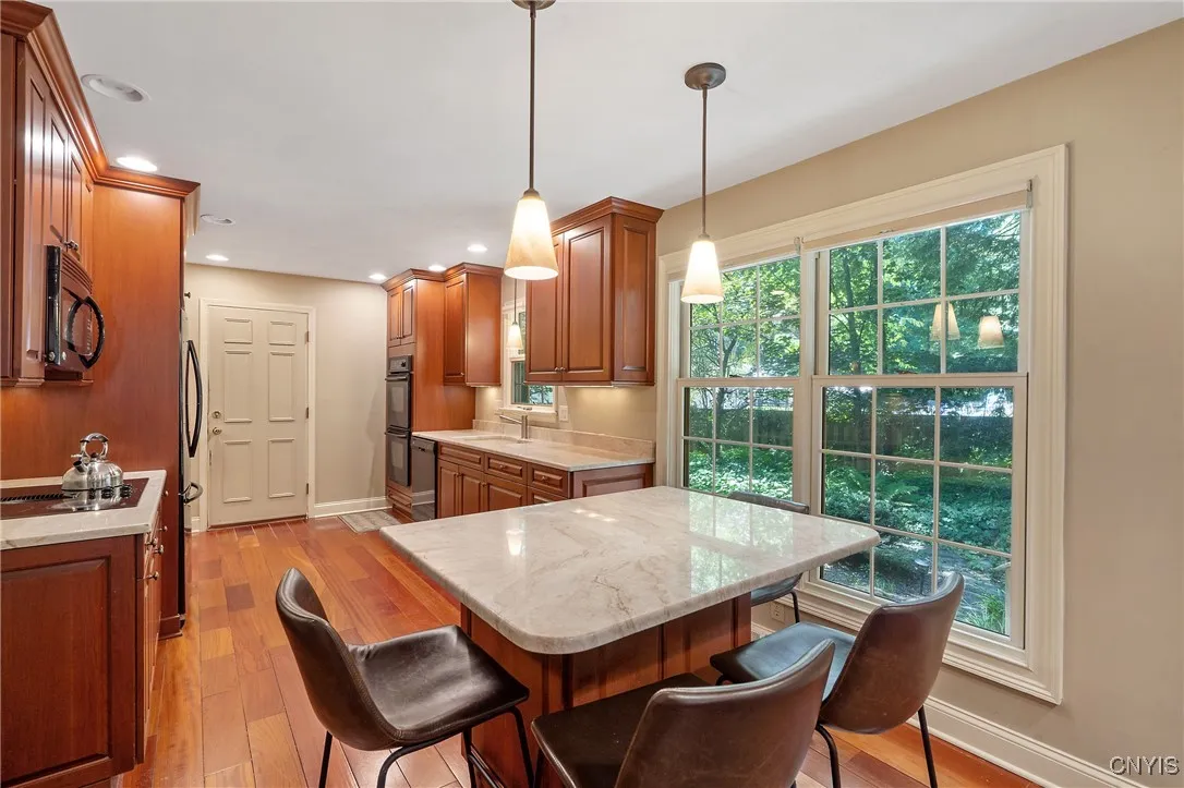 EAT-IN KITCHEN