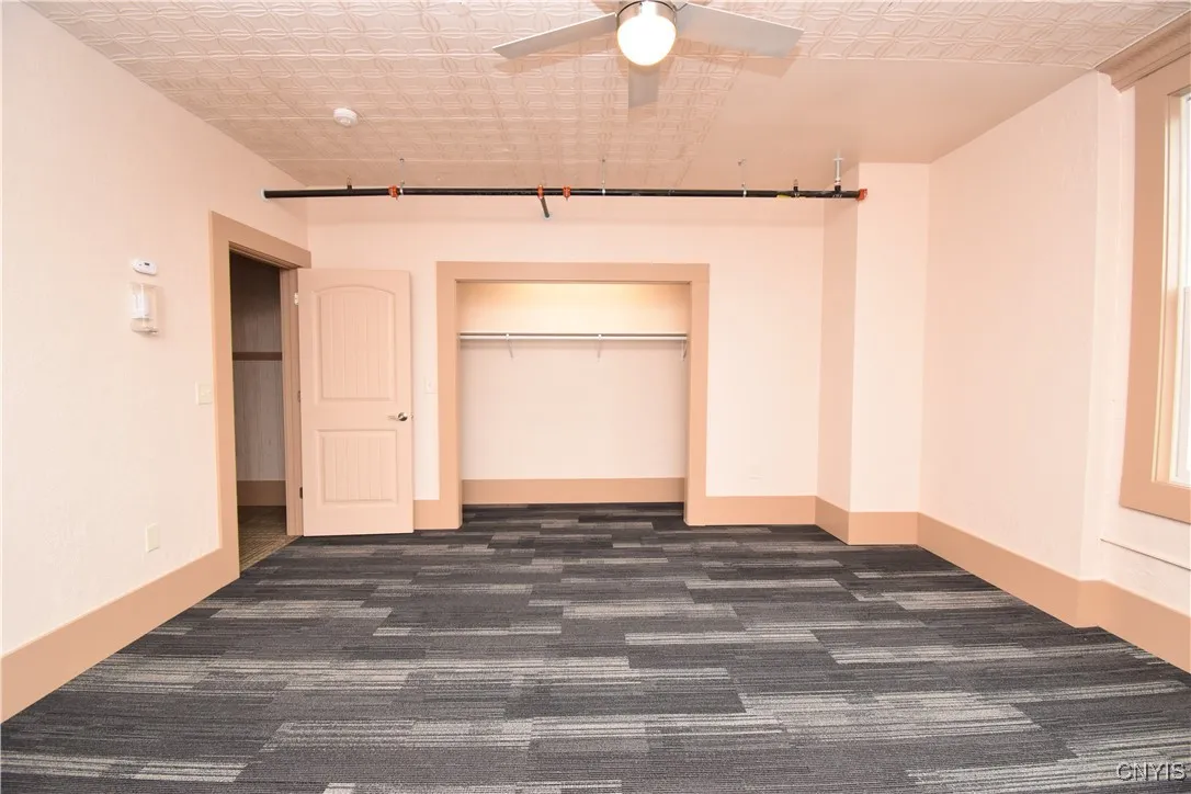 Bedroom w/ large closet