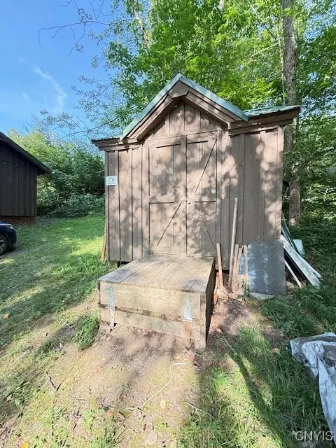 Shed with folding ramp for motor