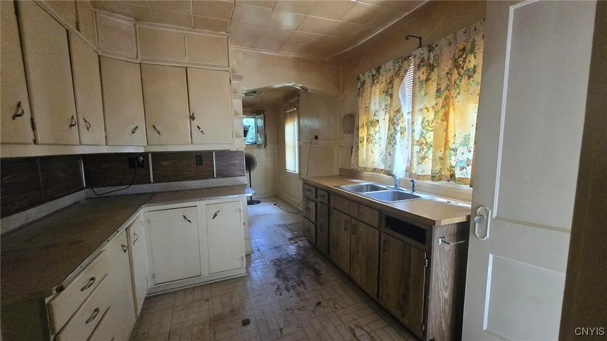 120 Maplewood Avenue, Syracuse, New York 13205, Syracuse, New York 13205, 3 Bedrooms Bedrooms, 5 Rooms Rooms,1 BathroomBathrooms,Residential,For Sale,120 Maplewood Avenue, Syracuse, New York 13205,S1625443