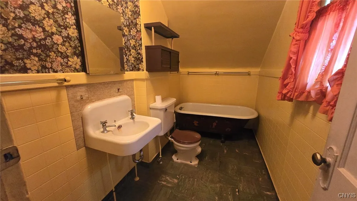 120 Maplewood Avenue, Syracuse, New York 13205, Syracuse, New York 13205, 3 Bedrooms Bedrooms, 5 Rooms Rooms,1 BathroomBathrooms,Residential,For Sale,120 Maplewood Avenue, Syracuse, New York 13205,S1625443