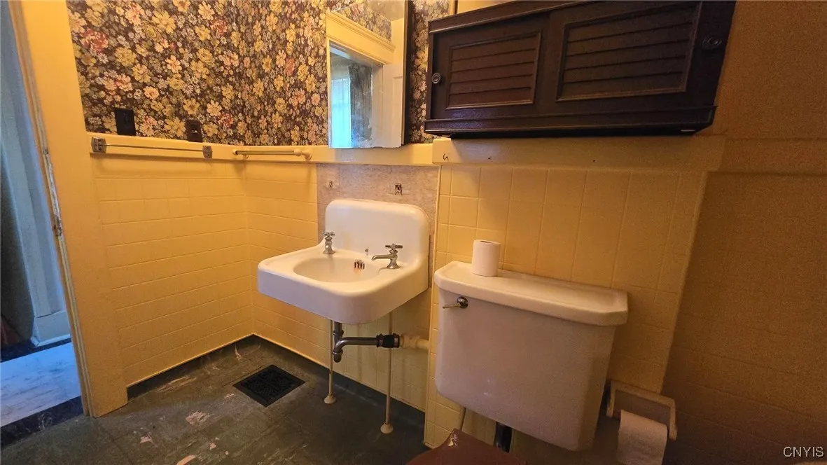 120 Maplewood Avenue, Syracuse, New York 13205, Syracuse, New York 13205, 3 Bedrooms Bedrooms, 5 Rooms Rooms,1 BathroomBathrooms,Residential,For Sale,120 Maplewood Avenue, Syracuse, New York 13205,S1625443