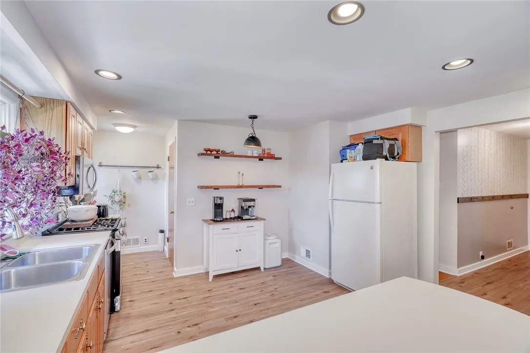 1019 Hinchey Road, Gates, New York 14624, Gates, New York 14624, 3 Bedrooms Bedrooms, 6 Rooms Rooms,2 BathroomsBathrooms,Residential,For Sale,1019 Hinchey Road, Gates, New York 14624,R1623244