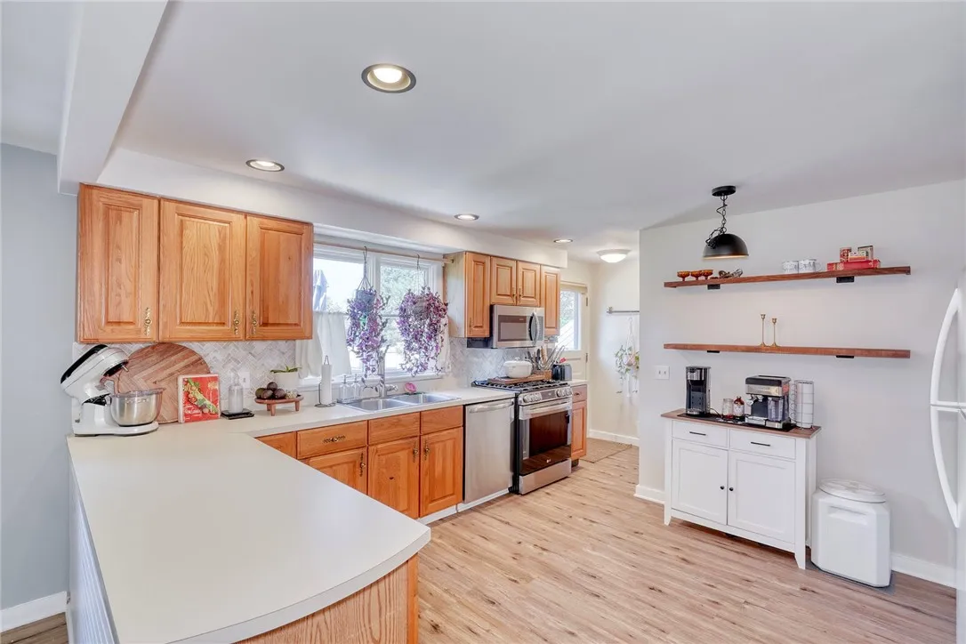 1019 Hinchey Road, Gates, New York 14624, Gates, New York 14624, 3 Bedrooms Bedrooms, 6 Rooms Rooms,2 BathroomsBathrooms,Residential,For Sale,1019 Hinchey Road, Gates, New York 14624,R1623244