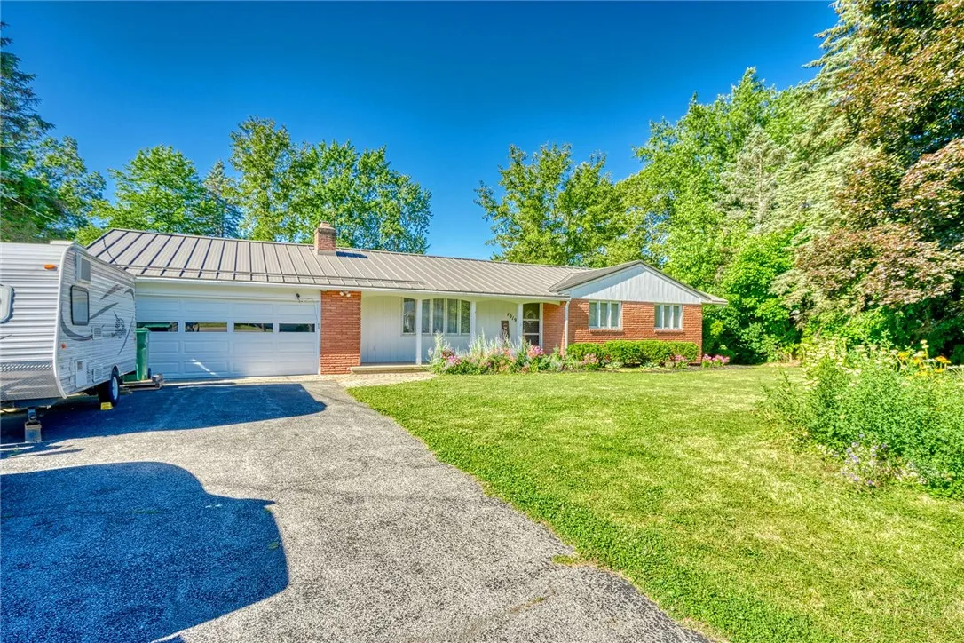 1019 Hinchey Road, Gates, New York 14624, Gates, New York 14624, 3 Bedrooms Bedrooms, 6 Rooms Rooms,2 BathroomsBathrooms,Residential,For Sale,1019 Hinchey Road, Gates, New York 14624,R1623244