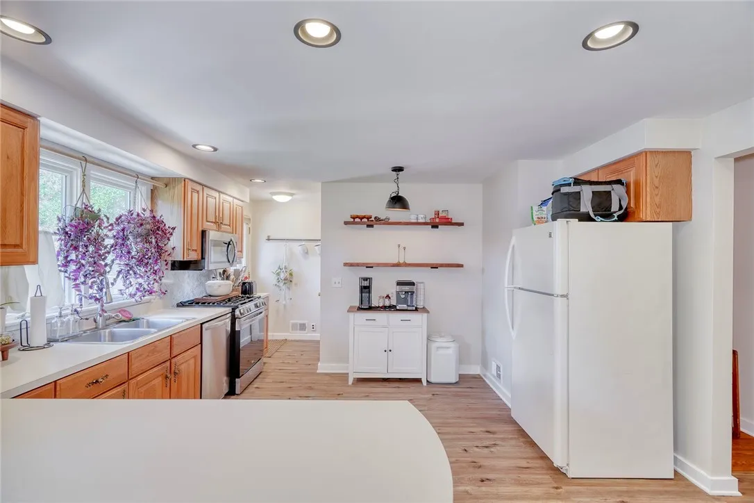 1019 Hinchey Road, Gates, New York 14624, Gates, New York 14624, 3 Bedrooms Bedrooms, 6 Rooms Rooms,2 BathroomsBathrooms,Residential,For Sale,1019 Hinchey Road, Gates, New York 14624,R1623244