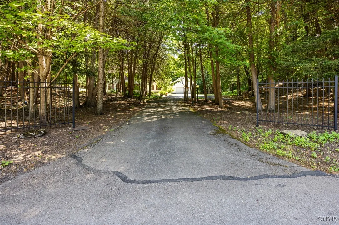 4826 Briarwood Lane, Manlius, New York 13104, Manlius, New York 13104, 4 Bedrooms Bedrooms, 12 Rooms Rooms,2 BathroomsBathrooms,Residential,For Sale,4826 Briarwood Lane, Manlius, New York 13104,S1624579