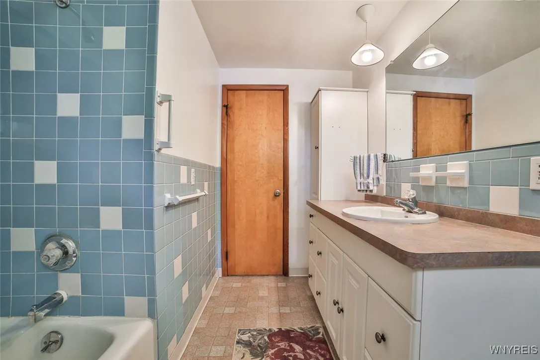 4540 West Overlook Drive, Clarence, New York 14221, Clarence, New York 14221, 4 Bedrooms Bedrooms, 7 Rooms Rooms,1 BathroomBathrooms,Residential,For Sale,4540 West Overlook Drive, Clarence, New York 14221,B1625425