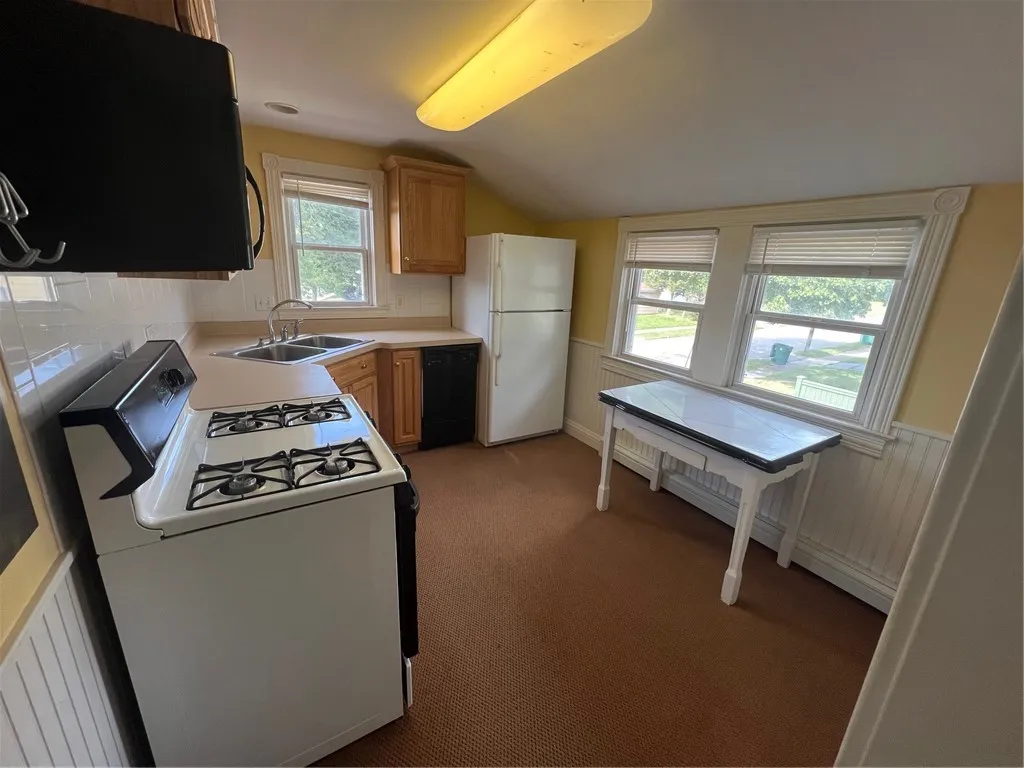 1698 Mt Hope Avenue, Rochester, New York 14620, Rochester, New York 14620, 2 Bedrooms Bedrooms, 5 Rooms Rooms,1 BathroomBathrooms,Residential Lease,For Rent,1698 Mt Hope Avenue, Rochester, New York 14620,R1625554
