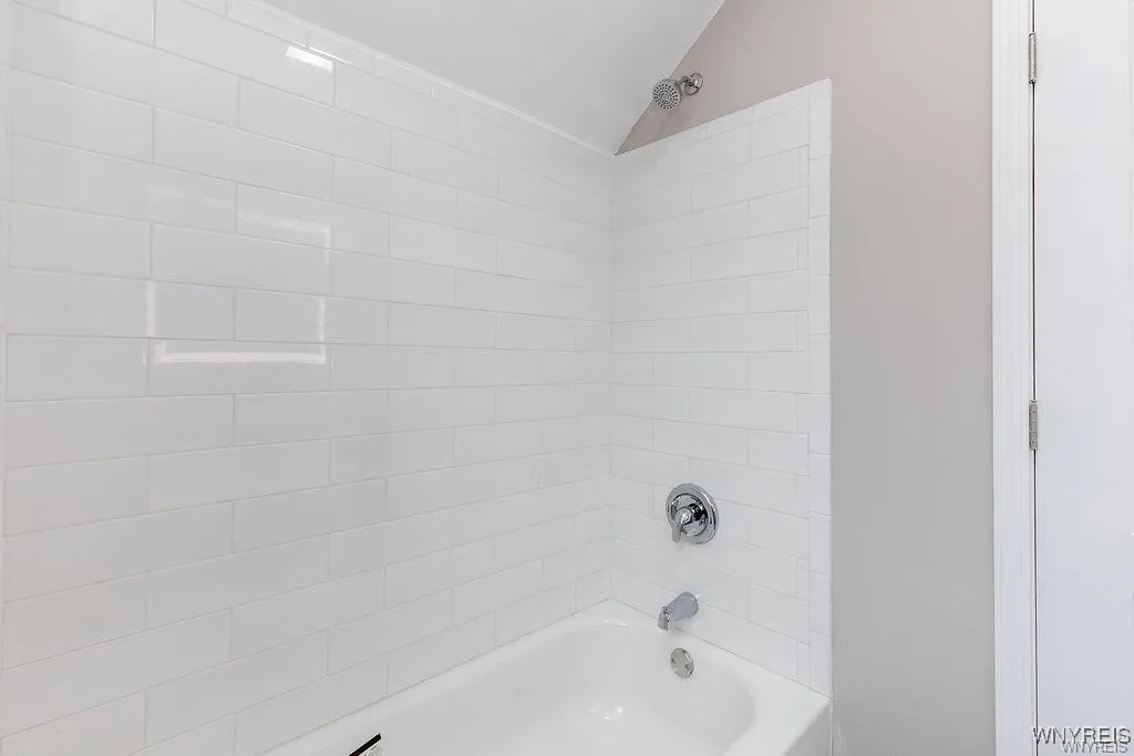 52 Hawthorne Avenue, Tonawanda, New York 14223, Tonawanda, New York 14223, 3 Bedrooms Bedrooms, 6 Rooms Rooms,2 BathroomsBathrooms,Residential Lease,For Rent,52 Hawthorne Avenue, Tonawanda, New York 14223,B1625526