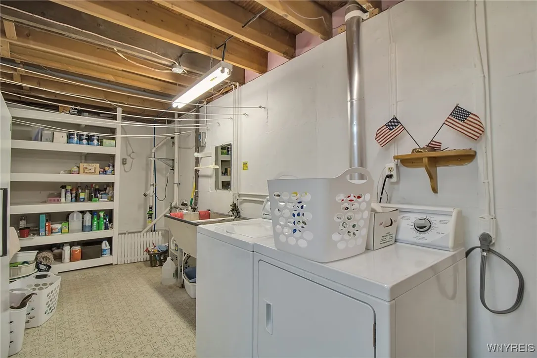 6917 Colonial Drive, Niagara, New York 14305, Niagara, New York 14305, 4 Bedrooms Bedrooms, 7 Rooms Rooms,2 BathroomsBathrooms,Residential,For Sale,6917 Colonial Drive, Niagara, New York 14305,B1623585
