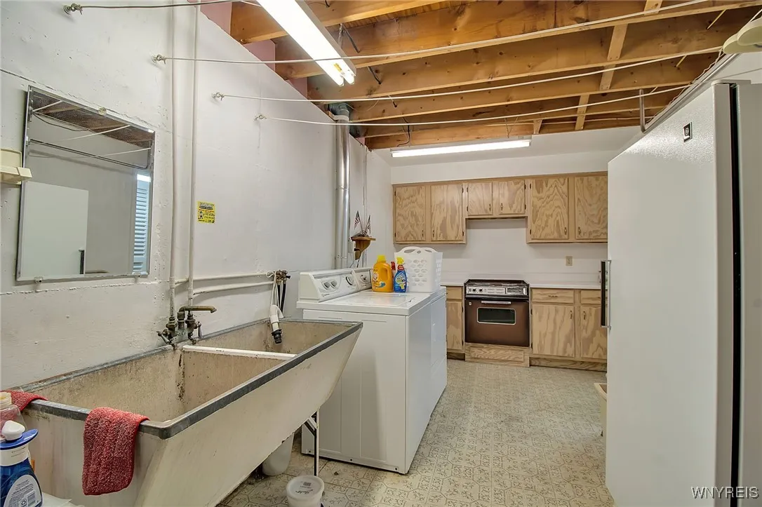 6917 Colonial Drive, Niagara, New York 14305, Niagara, New York 14305, 4 Bedrooms Bedrooms, 7 Rooms Rooms,2 BathroomsBathrooms,Residential,For Sale,6917 Colonial Drive, Niagara, New York 14305,B1623585
