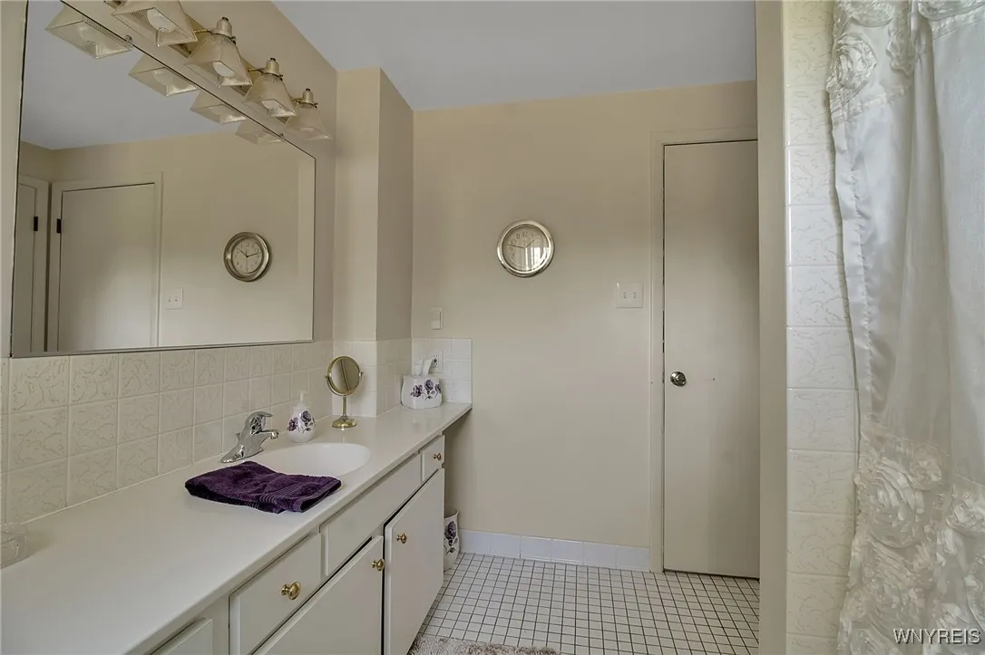 6917 Colonial Drive, Niagara, New York 14305, Niagara, New York 14305, 4 Bedrooms Bedrooms, 7 Rooms Rooms,2 BathroomsBathrooms,Residential,For Sale,6917 Colonial Drive, Niagara, New York 14305,B1623585