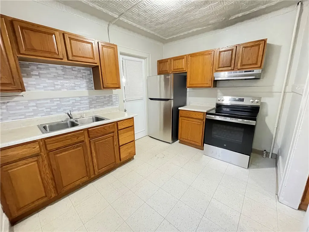 145 Hamilton Street 143, Rochester, New York 14620, Rochester, New York 14620, 6 Bedrooms Bedrooms, ,2 BathroomsBathrooms,Residential,For Sale,145 Hamilton Street 143, Rochester, New York 14620,R1624611