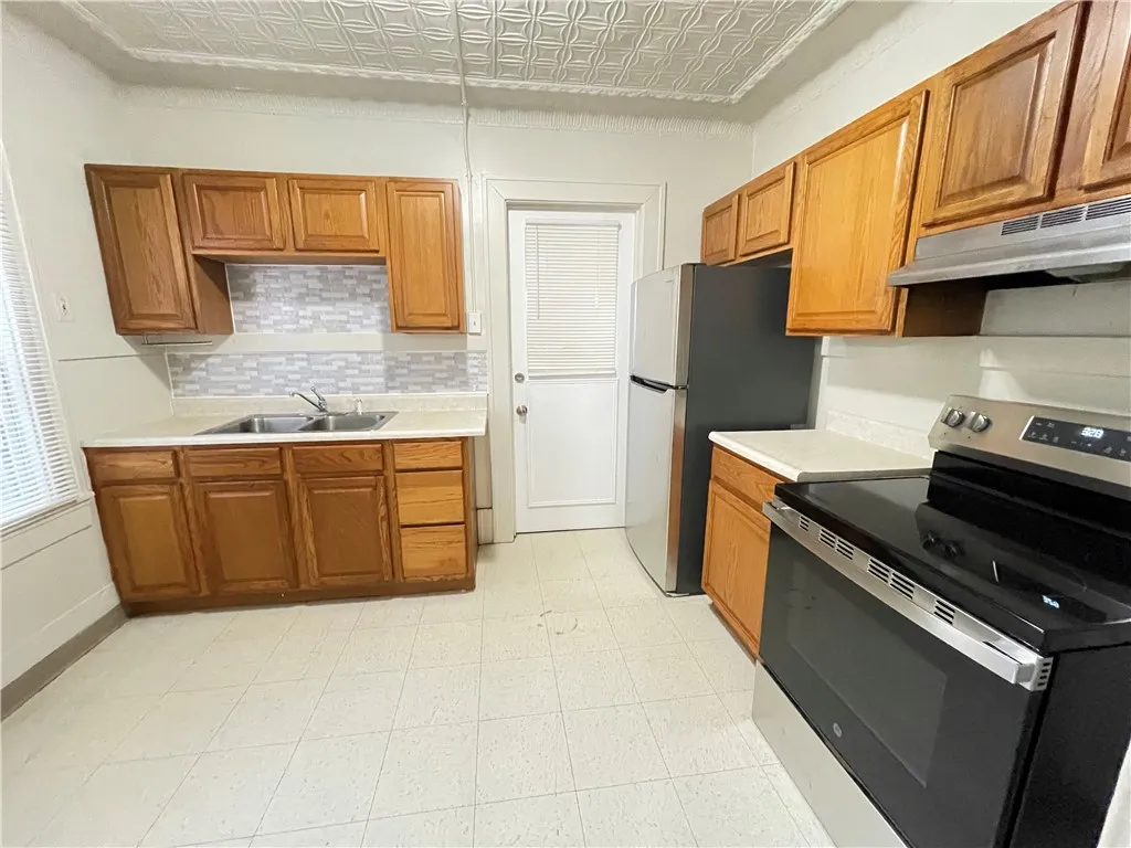 145 Hamilton Street 143, Rochester, New York 14620, Rochester, New York 14620, 6 Bedrooms Bedrooms, ,2 BathroomsBathrooms,Residential,For Sale,145 Hamilton Street 143, Rochester, New York 14620,R1624611