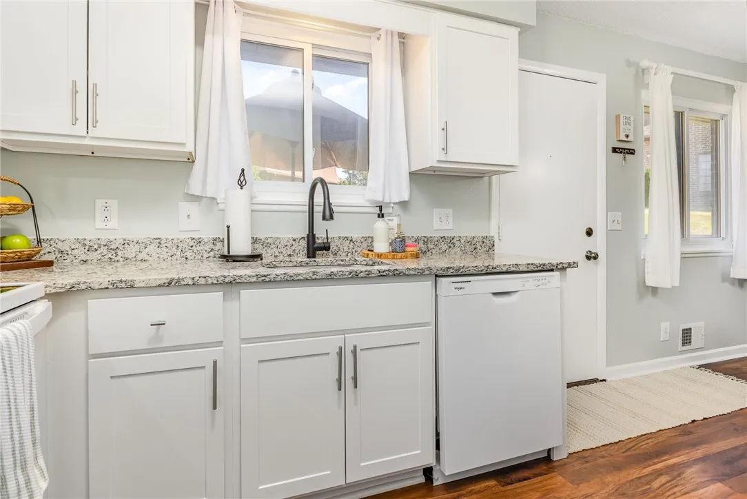 124 Surrey Hill Way, Henrietta, New York 14623, Henrietta, New York 14623, 2 Bedrooms Bedrooms, 5 Rooms Rooms,1 BathroomBathrooms,Residential,For Sale,124 Surrey Hill Way, Henrietta, New York 14623,R1621515