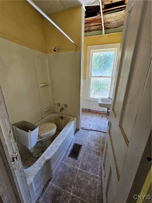 37 Arterial West, Auburn, New York 13021, Auburn, New York 13021, 7 Bedrooms Bedrooms, ,Multi Family,For Sale,37 Arterial West, Auburn, New York 13021,S1625420