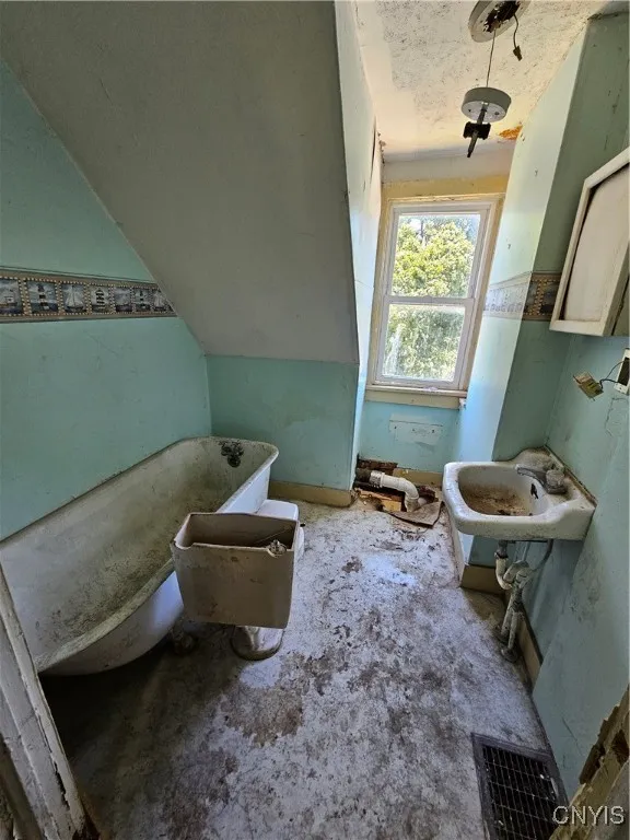 37 Arterial West, Auburn, New York 13021, Auburn, New York 13021, 7 Bedrooms Bedrooms, ,Multi Family,For Sale,37 Arterial West, Auburn, New York 13021,S1625420