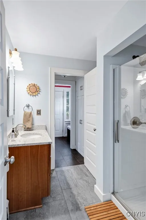 1st Floor Ensuite leading to Foyer