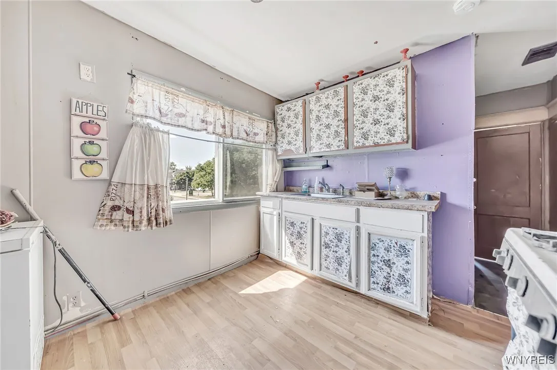 955 Tonawanda Street, Buffalo, New York 14207, Buffalo, New York 14207, 9 Bedrooms Bedrooms, ,4 BathroomsBathrooms,Residential,For Sale,955 Tonawanda Street, Buffalo, New York 14207,B1623648