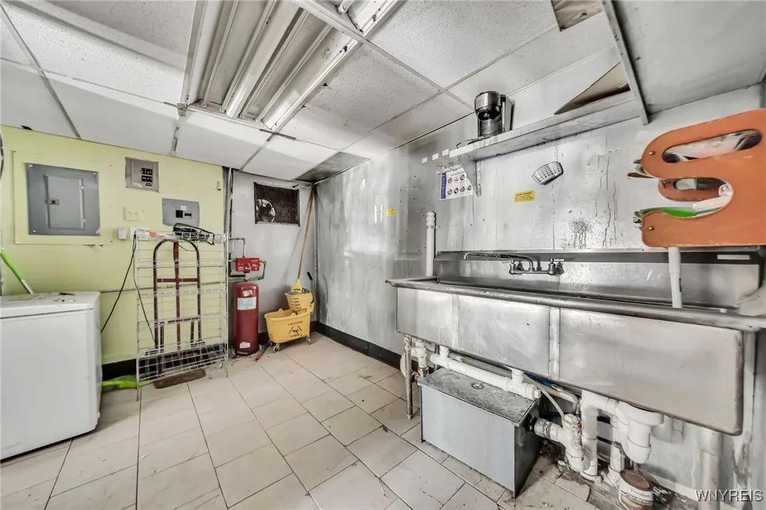 955 Tonawanda Street, Buffalo, New York 14207, Buffalo, New York 14207, 9 Bedrooms Bedrooms, ,4 BathroomsBathrooms,Residential,For Sale,955 Tonawanda Street, Buffalo, New York 14207,B1623648