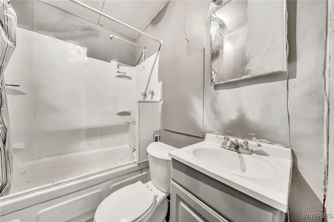 955 Tonawanda Street, Buffalo, New York 14207, Buffalo, New York 14207, 9 Bedrooms Bedrooms, ,4 BathroomsBathrooms,Residential,For Sale,955 Tonawanda Street, Buffalo, New York 14207,B1623648