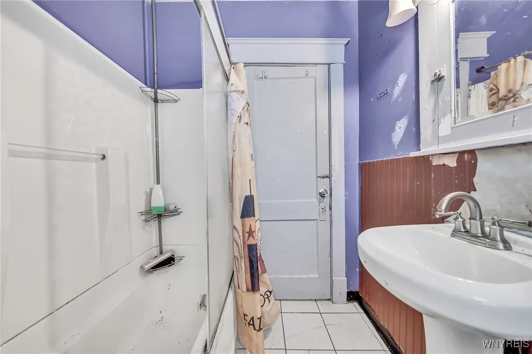 955 Tonawanda Street, Buffalo, New York 14207, Buffalo, New York 14207, 9 Bedrooms Bedrooms, ,4 BathroomsBathrooms,Residential,For Sale,955 Tonawanda Street, Buffalo, New York 14207,B1623648