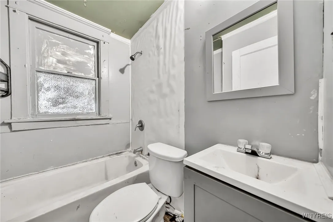 955 Tonawanda Street, Buffalo, New York 14207, Buffalo, New York 14207, 9 Bedrooms Bedrooms, ,4 BathroomsBathrooms,Residential,For Sale,955 Tonawanda Street, Buffalo, New York 14207,B1623648