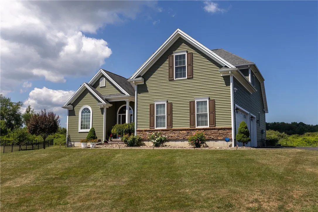 329 Wexford Lane, Horseheads, New York 14845, Horseheads, New York 14845, 4 Bedrooms Bedrooms, 11 Rooms Rooms,2 BathroomsBathrooms,Residential,For Sale,329 Wexford Lane, Horseheads, New York 14845,R1622786
