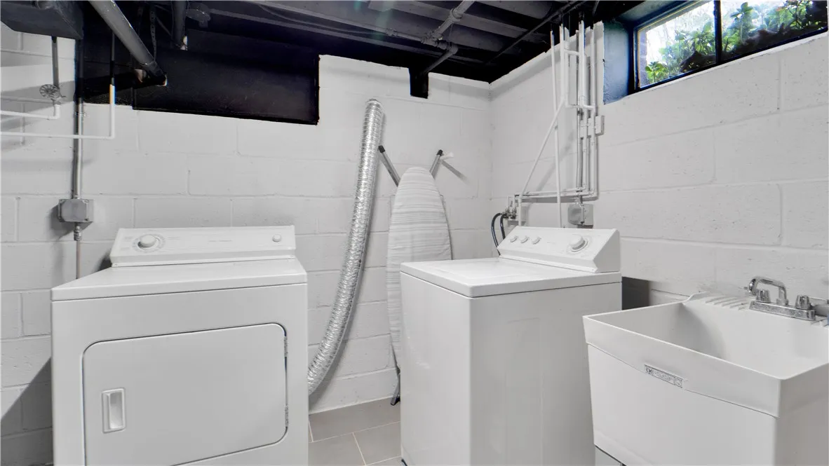 288 Oakridge Drive, Irondequoit, New York 14617, Irondequoit, New York 14617, 4 Bedrooms Bedrooms, 7 Rooms Rooms,2 BathroomsBathrooms,Residential Lease,For Rent,288 Oakridge Drive, Irondequoit, New York 14617,R1625388