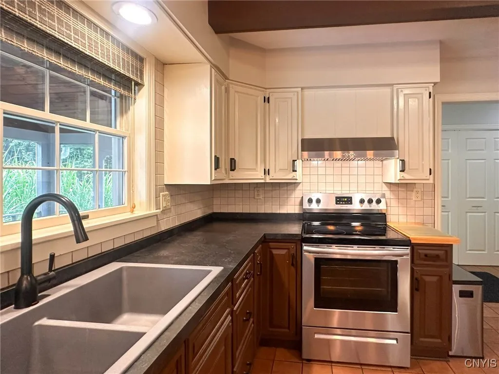 97 1/2 Sanger Avenue, New Hartford, New York 13413, New Hartford, New York 13413, 3 Bedrooms Bedrooms, 7 Rooms Rooms,2 BathroomsBathrooms,Residential Lease,For Rent,97 1/2 Sanger Avenue, New Hartford, New York 13413,S1625625