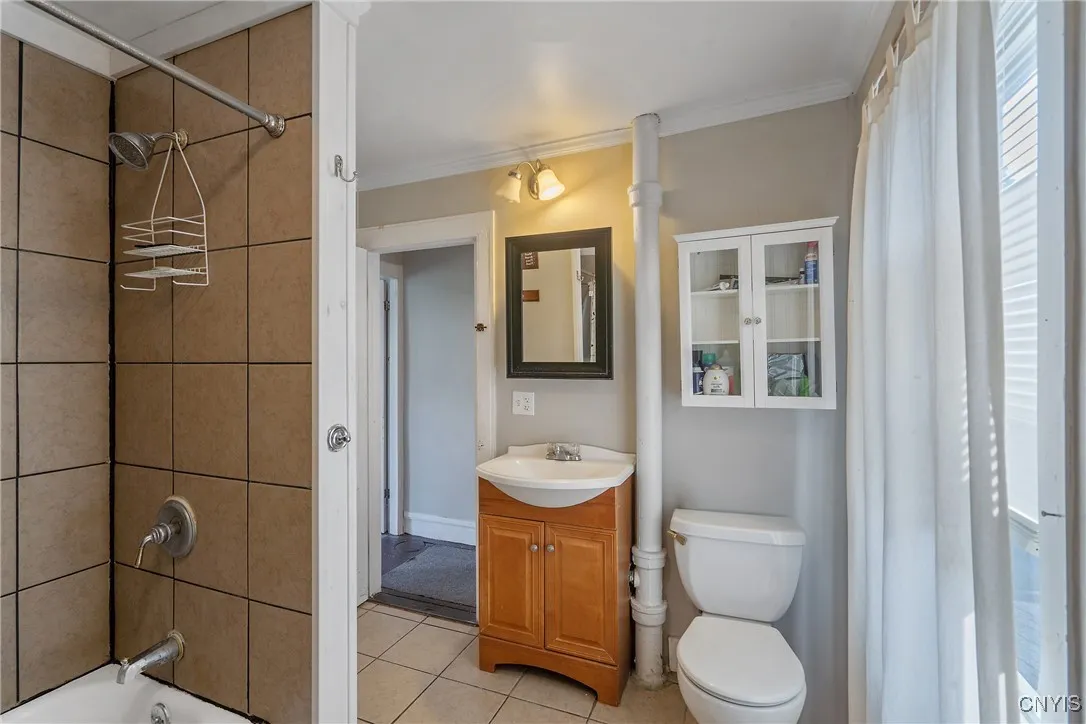 4 Porter Street, Oswego, New York 13126, Oswego, New York 13126, 4 Bedrooms Bedrooms, 6 Rooms Rooms,1 BathroomBathrooms,Residential Lease,For Rent,4 Porter Street, Oswego, New York 13126,S1625564