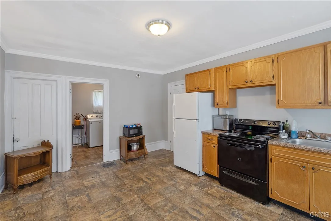 4 Porter Street, Oswego, New York 13126, Oswego, New York 13126, 4 Bedrooms Bedrooms, 6 Rooms Rooms,1 BathroomBathrooms,Residential Lease,For Rent,4 Porter Street, Oswego, New York 13126,S1625564