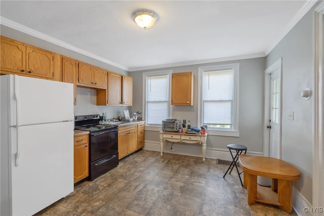 4 Porter Street, Oswego, New York 13126, Oswego, New York 13126, 4 Bedrooms Bedrooms, 6 Rooms Rooms,1 BathroomBathrooms,Residential Lease,For Rent,4 Porter Street, Oswego, New York 13126,S1625564