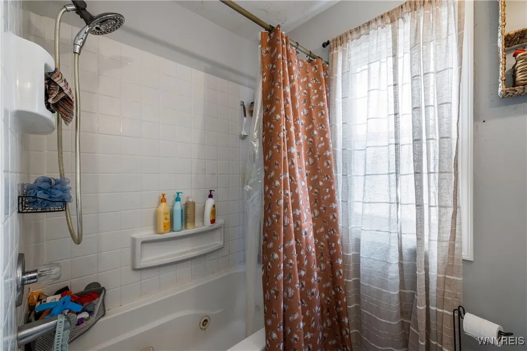 73 Easton Ave Avenue, Buffalo, New York 14215, Buffalo, New York 14215, 4 Bedrooms Bedrooms, ,2 BathroomsBathrooms,Residential,For Sale,73 Easton Ave Avenue, Buffalo, New York 14215,B1625653