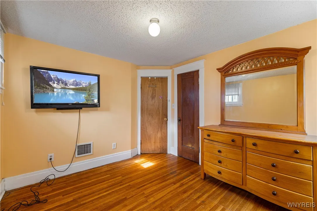 UPPER BEDROOM