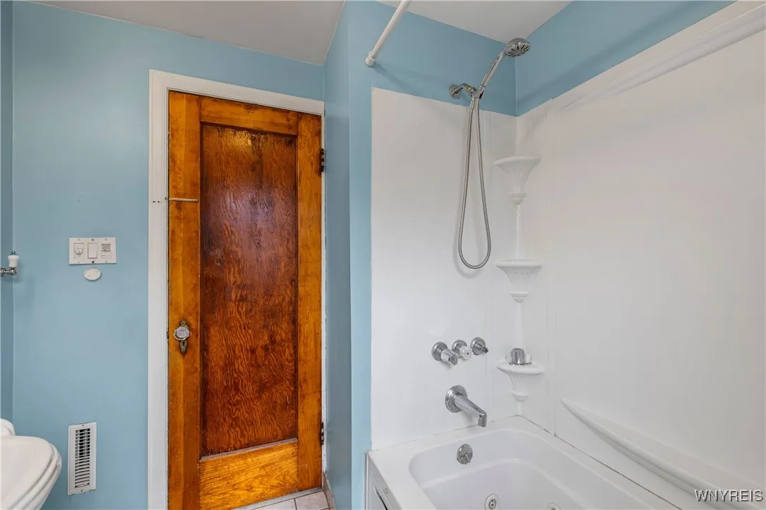 73 Easton Ave Avenue, Buffalo, New York 14215, Buffalo, New York 14215, 4 Bedrooms Bedrooms, ,2 BathroomsBathrooms,Residential,For Sale,73 Easton Ave Avenue, Buffalo, New York 14215,B1625653