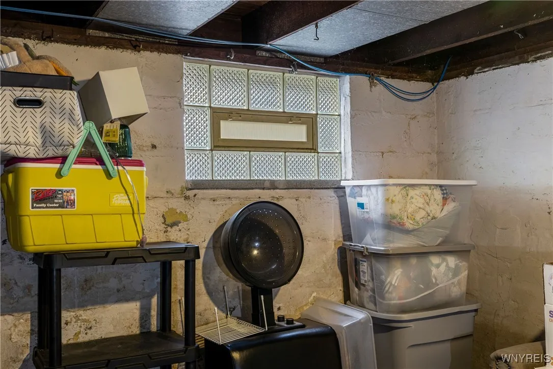 FULL BASEMENT W/GLASS BLOCK WINDOWS