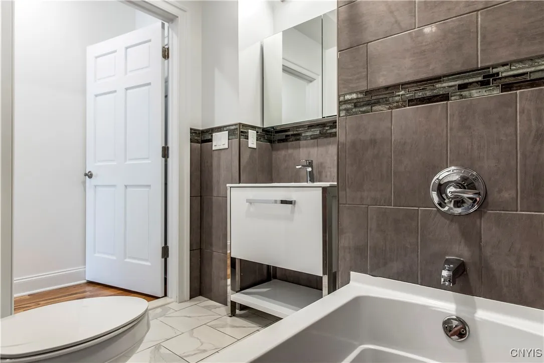 221 Elizabeth Street, Utica, New York 13501, Utica, New York 13501, 1 Bedroom Bedrooms, 4 Rooms Rooms,1 BathroomBathrooms,Residential Lease,For Rent,221 Elizabeth Street, Utica, New York 13501,S1625677