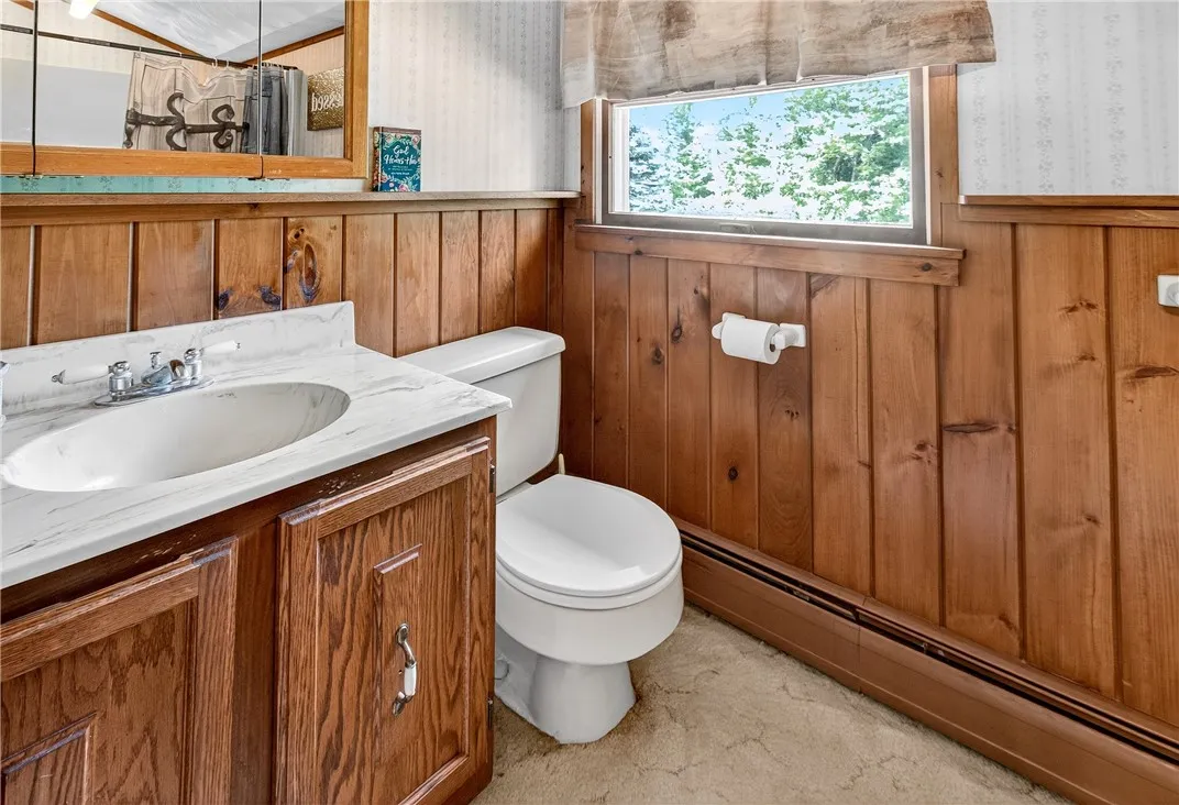 The full bath off the primary bedroom
