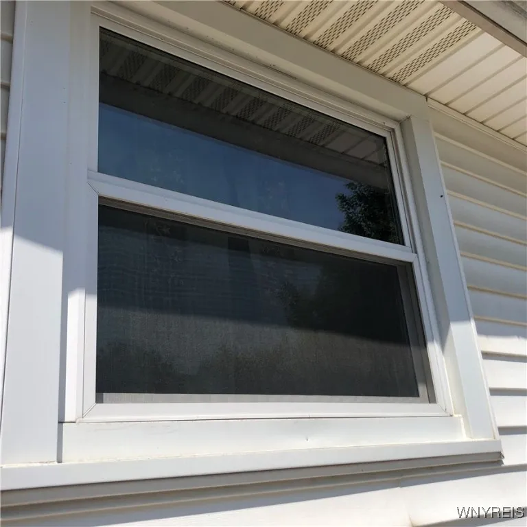All newer vinyl windows Throughout house