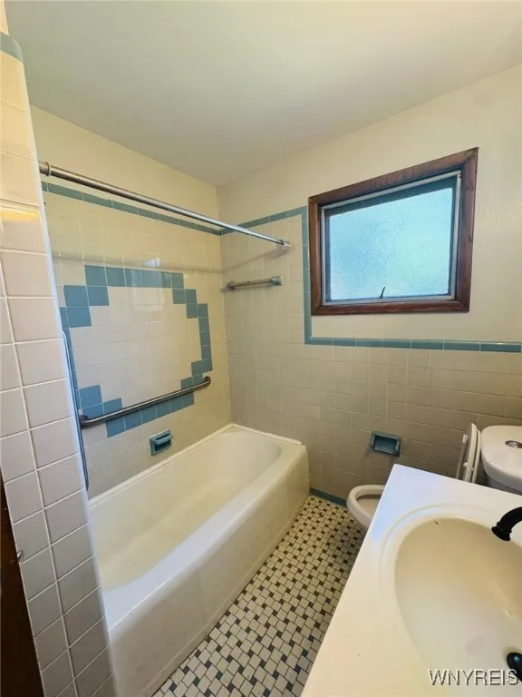 10 Ontario Drive, Cheektowaga, New York 14225, Cheektowaga, New York 14225, 4 Bedrooms Bedrooms, 6 Rooms Rooms,2 BathroomsBathrooms,Residential Lease,For Rent,10 Ontario Drive, Cheektowaga, New York 14225,B1625773