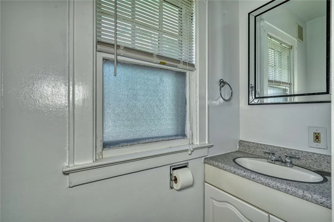 4 Belford Drive, Greece, New York 14616, Greece, New York 14616, 2 Bedrooms Bedrooms, 6 Rooms Rooms,1 BathroomBathrooms,Residential Lease,For Rent,4 Belford Drive, Greece, New York 14616,R1625558