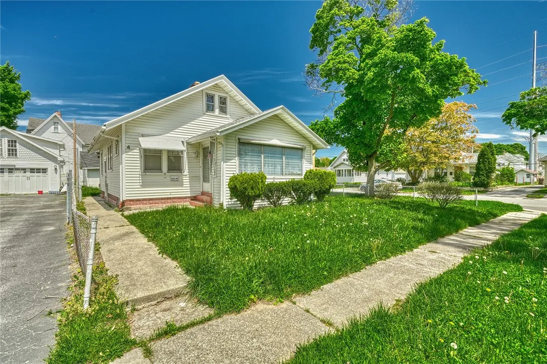 4 Belford Drive, Greece, New York 14616, Greece, New York 14616, 2 Bedrooms Bedrooms, 6 Rooms Rooms,1 BathroomBathrooms,Residential Lease,For Rent,4 Belford Drive, Greece, New York 14616,R1625558