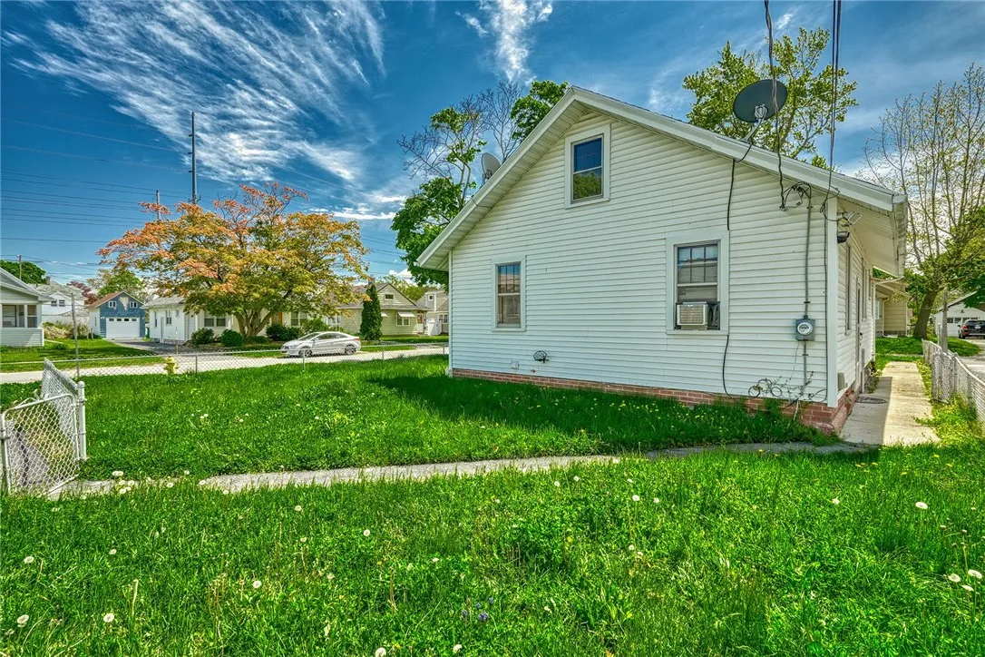4 Belford Drive, Greece, New York 14616, Greece, New York 14616, 2 Bedrooms Bedrooms, 6 Rooms Rooms,1 BathroomBathrooms,Residential Lease,For Rent,4 Belford Drive, Greece, New York 14616,R1625558
