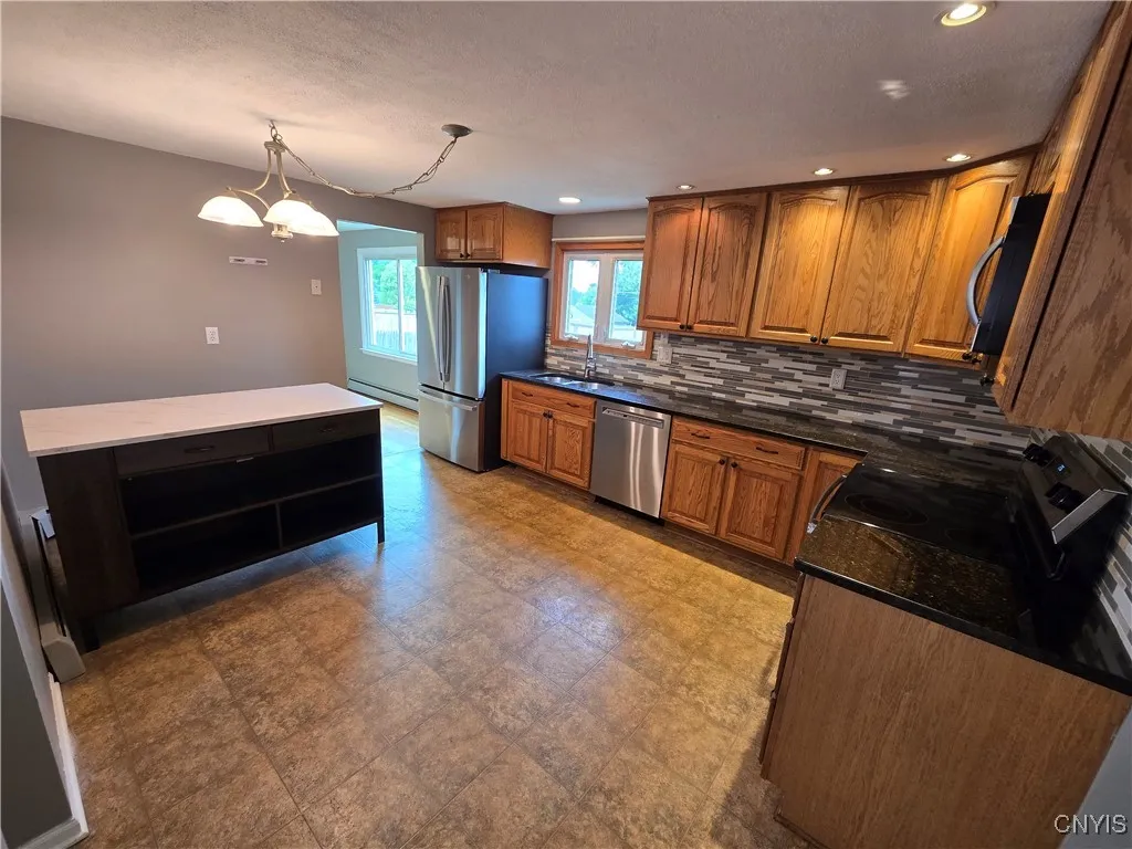 Eat-in Kitchen