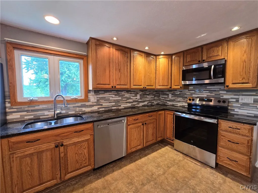 Eat-in Kitchen