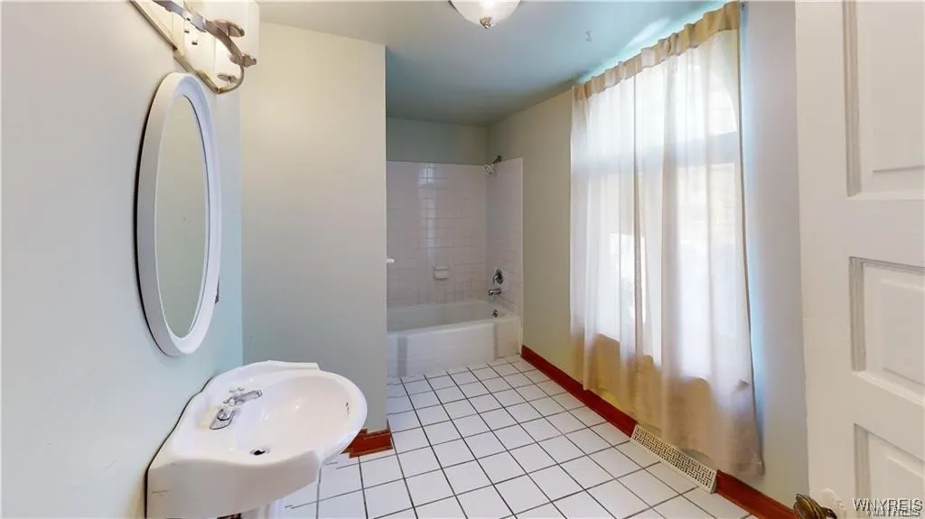 Bathoom - 558 Breckenridge (lower), Buffalo, NY 14222