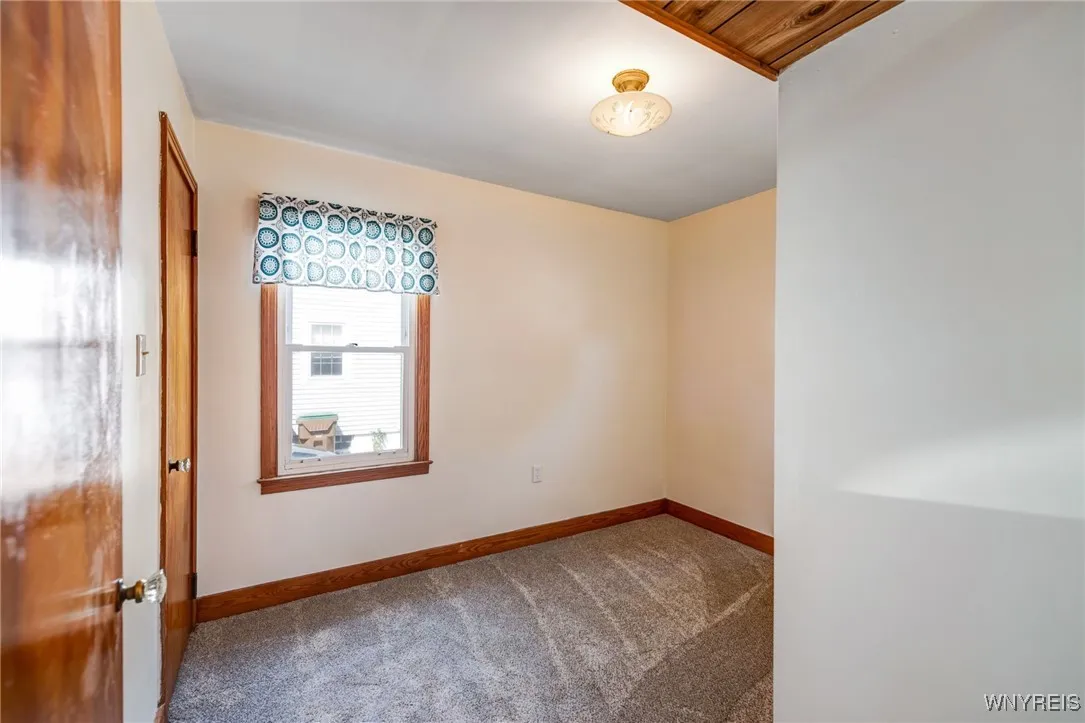 Back bedroom on the 1st floor. Newly installed carpet. Back bedroom on the 1st floor. Newly installed carpet.
